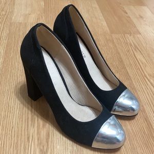 Elegant Chelsea Crew black silver toe pumps.